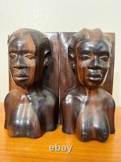 Paire de serre-livres anciens sculptés à la main en bois de fer / ébène, représentant un homme et une femme, 9'