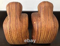 Paire de serre-livres en bois de zèbre massif sculpté à la main avec deux personnes assises - D'occasion
