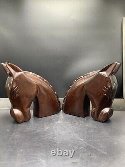Paire de serre-livres en bois massif sculptés à la main en forme de têtes de chevaux de style vintage