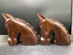 Paire de serre-livres en bois massif sculptés à la main en forme de têtes de chevaux de style vintage