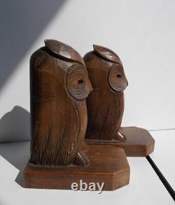 Paire de serre-livres en bois sculpté à la main de style Art Déco représentant des chouettes