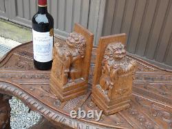 Paire de serre-livres en bois sculpté représentant un lion belge de 1944 rare