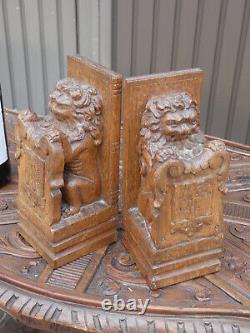 Paire de serre-livres en bois sculpté représentant un lion belge de 1944 rare