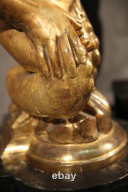 Paire de socles sculptés en bois antique feuillé à l'or avec des figures masculines
