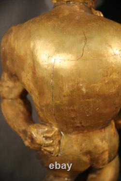 Paire de socles sculptés en bois antique feuillé à l'or avec des figures masculines