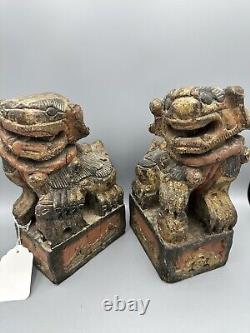 Paire de statue / sculpture de chien foo en bois chinois antique
