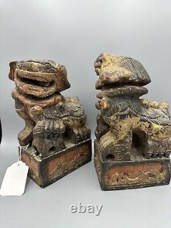 Paire de statue / sculpture de chien foo en bois chinois antique