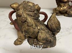 Paire de statues anciennes chinoises en bois rouge et doré sculpté de Fu Foo Dog Temple Lions