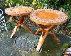Paire de tables d'appoint en bois sculpté avec pieds pliants de style marocain vintage et inhabituel.