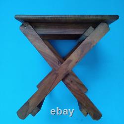 Paire de tables en bois sculpté pliantes de style vintage