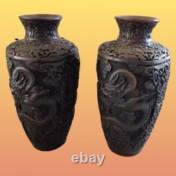 Paire de vases anciens chinois en bois / cinabre sculpté de dragons