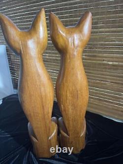 Paire rare assortie de sculptures de chats mâle/femelle sculptées à la main MCM en bois de teck 20 T