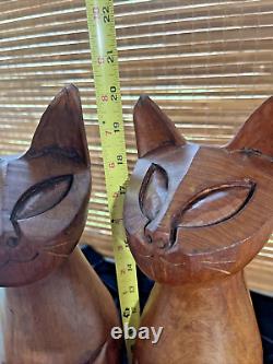Paire rare assortie de sculptures de chats mâle/femelle sculptées à la main MCM en bois de teck 20 T