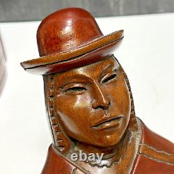 Paire vintage de sculptures de figures en bois sculptées à la main boliviennes signées JUAN RAMIREZ
