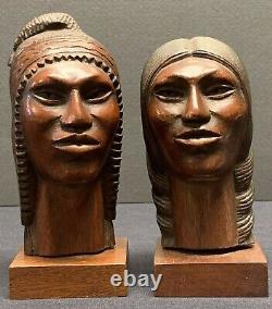 Paires de bustes en bois sculptés d'Indiens boliviens signés du milieu du siècle.