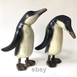 Paires de figurines en bois de pingouins sculptées en art populaire, anciennes sculptures en bois peint de grande taille