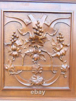 Panneaux de portes architecturales en bois sculpté à la vigne en relief, de style antique français.