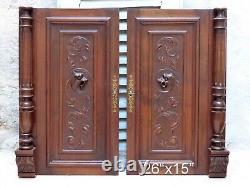 Panneaux de portes en bois massif sculptés à la main de style gothique français antique avec chimères récupérées.
