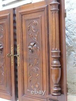 Panneaux de portes en bois massif sculptés à la main de style gothique français antique avec chimères récupérées.