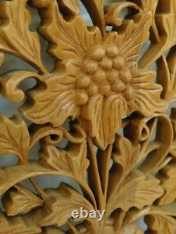 Panneaux en bois vintage ornés sculptés de fleurs et de feuilles - Architecture du milieu du siècle