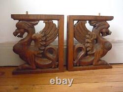 Piliers français anciens en bois sculpté gothique avec griffon, dragon et lion - Cabinet 19ème siècle.