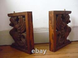 Piliers français anciens en bois sculpté gothique avec griffon, dragon et lion - Cabinet 19ème siècle.
