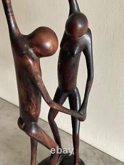 Sculpture en bois africain nue vintage représentant un couple dansant, homme et femme, de 15 pouces de hauteur, sculpté à la main.
