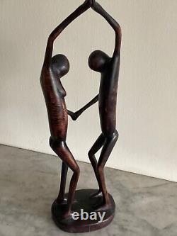 Sculpture en bois africain nue vintage représentant un couple dansant, homme et femme, de 15 pouces de hauteur, sculpté à la main.