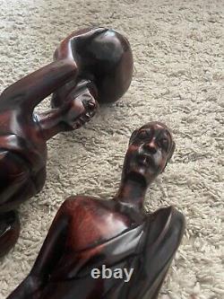 Sculpture en bois massif sculptée à la main Homme et Femme. Excellent état. Vendue en paire.