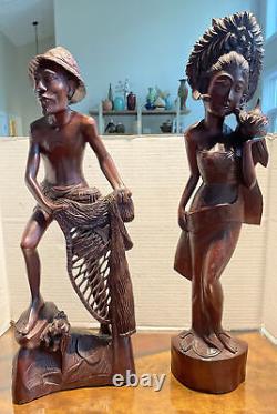 Sculpture en bois sculptée à la main d'un couple de statues nues balinaises de la femme et de l'homme vintage