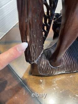 Sculpture en bois sculptée à la main d'un couple de statues nues balinaises de la femme et de l'homme vintage