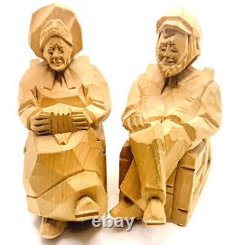 Sculpture en bois vintage du Québec représentant un vieux couple amoureux pour la Saint-Valentin, signée Peltier.