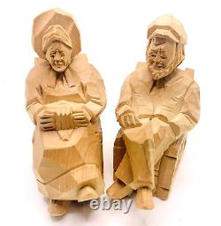 Sculpture en bois vintage du Québec représentant un vieux couple amoureux pour la Saint-Valentin, signée Peltier.