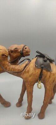 Sculpture rare en cuir vintage de la paire de chameaux de Liberty sur bois sculpté à la main