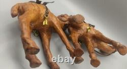 Sculpture rare en cuir vintage de la paire de chameaux de Liberty sur bois sculpté à la main