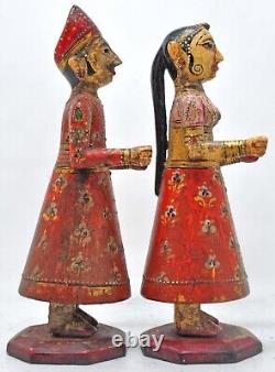 Sculptures de Gangaur en bois dur sculpté à la main représentant un couple d'hommes et de femmes, très finement peintes