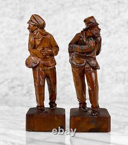 Sculptures en bois sculpté de style bavarois allemand vintage représentant des personnages masculins, une paire