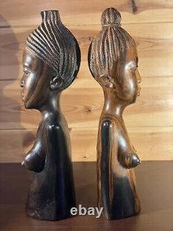 Sculptures féminines en bois sculpté à la main : paire de sculptures de bustes finement ciselés.
