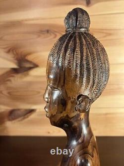 Sculptures féminines en bois sculpté à la main : paire de sculptures de bustes finement ciselés.