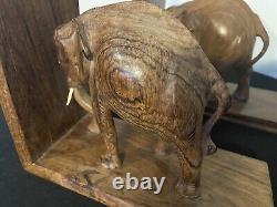 Serre-livres en bois sculpté à la main d'éléphants anciens avec défenses, une paire fabriquée en Inde.