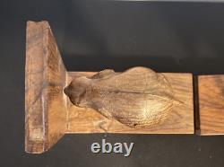 Serre-livres en bois sculpté à la main d'éléphants anciens avec défenses, une paire fabriquée en Inde.