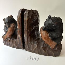 Serre-livres en forme d'ours en bois sculpté dans le style de la Forêt Noire, paire de saumons pour pavillon de chasse, vintage.
