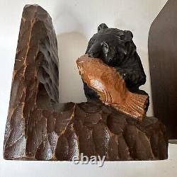 Serre-livres en forme d'ours en bois sculpté dans le style de la Forêt Noire, paire de saumons pour pavillon de chasse, vintage.