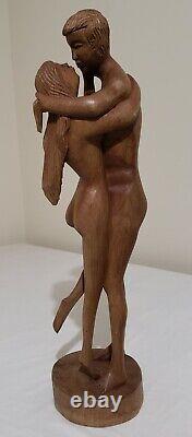 Statue d'art en sculpture en bois sculpté Vtg Embrace Lovers Nude Couple Kissing 20 Tall
