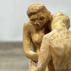 Statue de couple nu en bois sculpté à la main vintage, homme tenant une femme, 5 pieds de haut