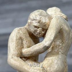 Statue de couple nu en bois sculpté à la main vintage, homme tenant une femme, 5 pieds de haut