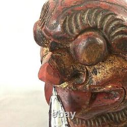 Statue de sculpture en bois de lion Foo Chinois en paire, rouge et or antique avec fissure