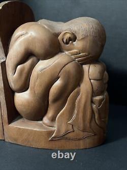 Statue rare de serre-livres en bois sculpté à la main vintage avec un homme pleurant signé Bali MCM en paire