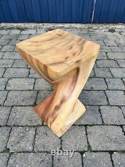 Tables en bois de Monkeypod sculptées en paire, table de lampe d'appoint, tabouret, support, sculpture