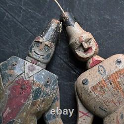 Une paire de figurines de jouets Jumping Jack taillées à la main du début du XXe siècle